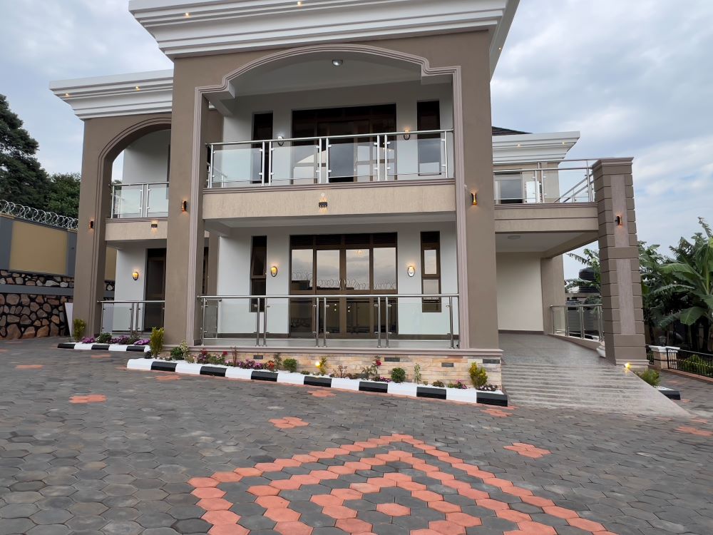 This 5 Bedrooms House for sale in Bwebajja Entebbe road