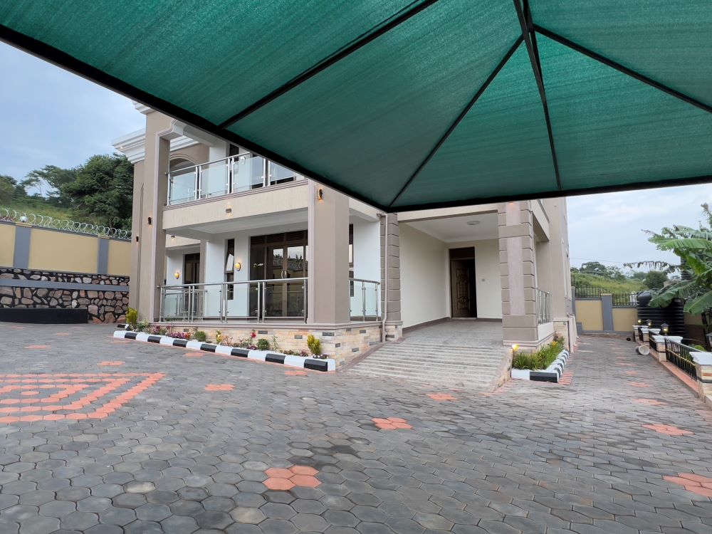 This 5 Bedrooms House for sale in Bwebajja Entebbe road